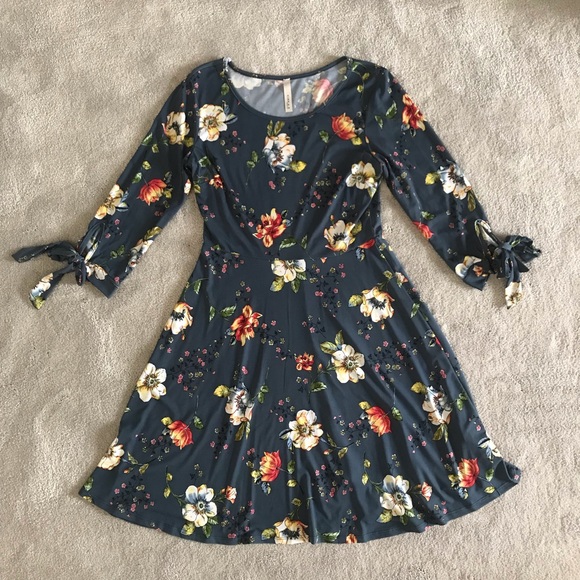 Gilli Floral Tie Sleeve Dress - Picture 6 of 8